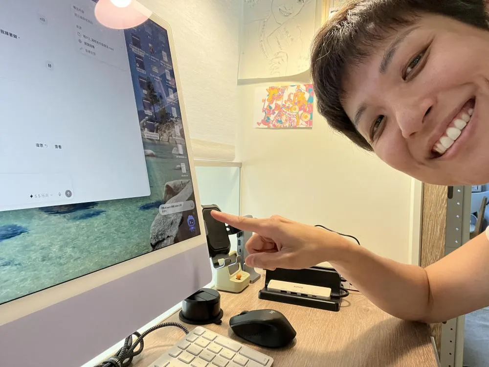 丸子教練在工作桌前使用 AI 規劃內容