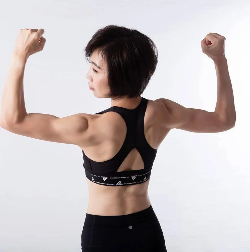 Amy 教練展示背部與手臂肌力的照片