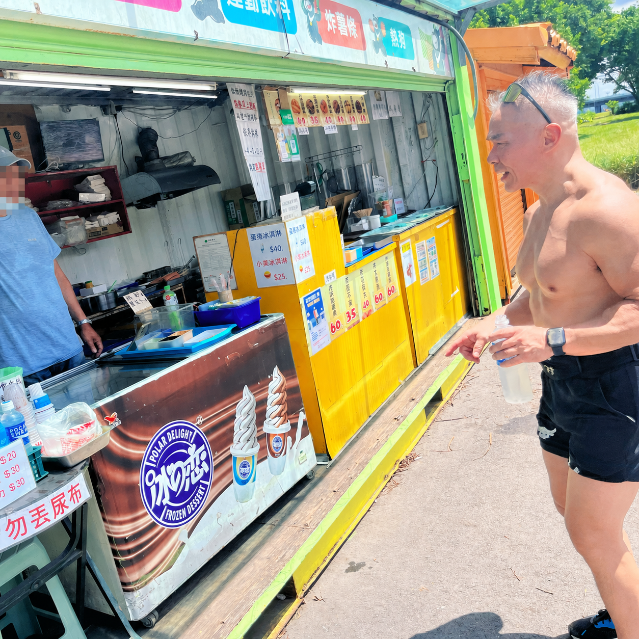 Jimmy 教官在小商店外與店主交談,店主臉部已馬賽克處理