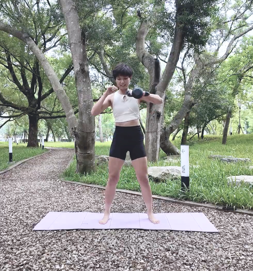 雙手高拉示範
